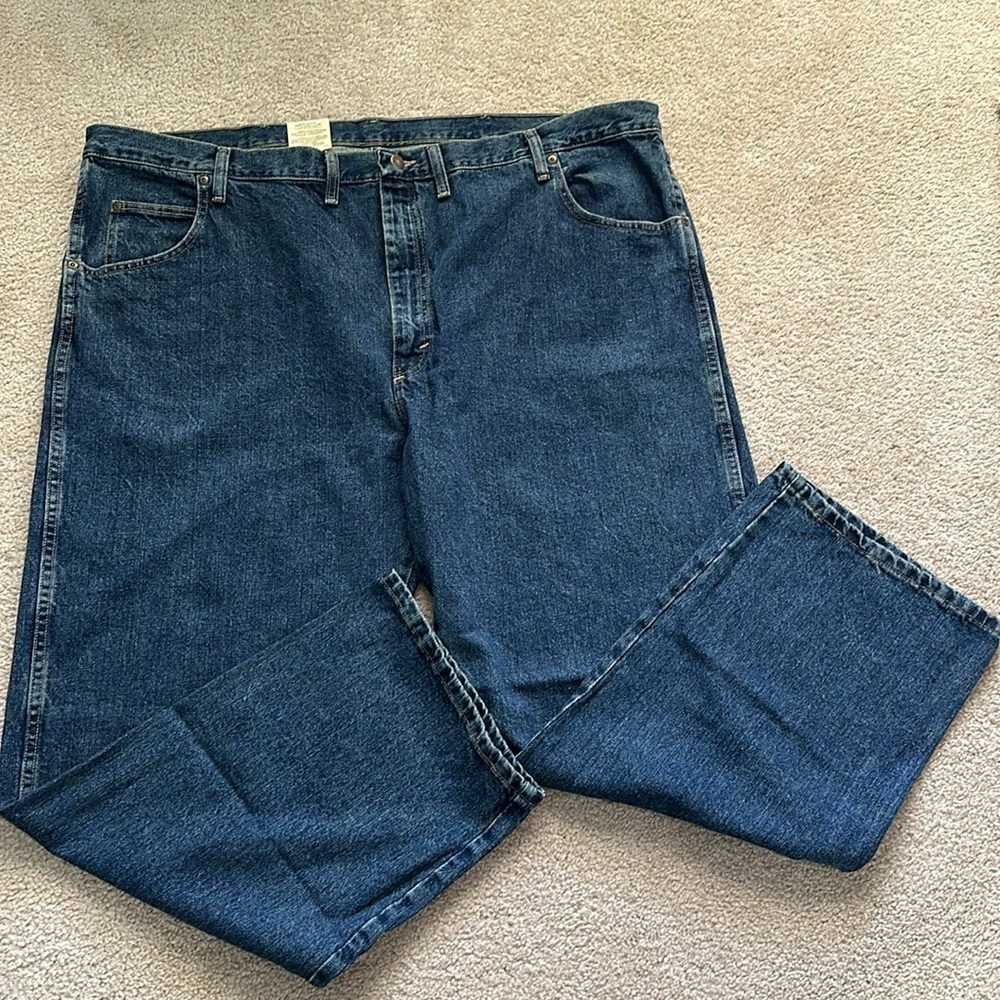 Wrangler Rugged Wear Relaxed Straight Men’s 48x30 Medium Wash Denim NWT - Picture 2 of 6